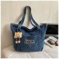 Koreaanse stijl denim shopper met leuke borduurletter en pluche hanger voor dagelijks gebruik. - Zandgewassen Donkerblauw met Hanger