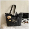 Casual Koreaanse stijl denim shopper tas met schattige berenhanger en borduurwerk, grote capaciteit. - Zandgewassen Zwart met Hanger