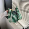 Grün weiße gestreifte Canvas Umhängetasche mit schicker Schleife als modische Freizeittasche. - Grün