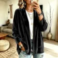 Cardigan de manga larga en terciopelo negro con bolsillos para mujer en elegante estilo otoñal. - S / Negro