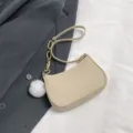 Beiger Filz Baguette Schultertasche mit Kettengurt und flauschigem Pompon Anhänger Damenaccessoire - Ohne Anhänger / Khaki