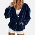 Close-up van dames donkerblauwe fluwelen V-hals vest met witte knopen en zachte stof. - Marineblauw