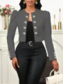 Gros plan détail du blazer court gris pour femme avec élégants boutons dorés embossés. - S / Hauts / Gris foncé
