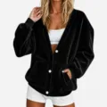 Gedetailleerde close-up van een stijlvol zwart fluwelen oversized cardigan met knopjes. - S / Tops / Zwart