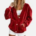 Gedetailleerde close-up van het rode fluwelen vest met zachte textuur en witte knopen. - S / Tops / Rood