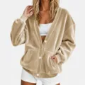Detailweergave van het gouden fluwelen vest met V-hals en knopen voor een close-up van de stof. - Khaki