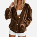 Dames bruine fluwelen V-hals oversized cardigan jas met witte knopen en zakken. - Donkerbruin