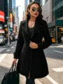 Schwarzer zweireihiger Trenchcoat im Detail mit edlem Wildlederimitat und Knopfdesign. - S / Oberteile / Schwarz