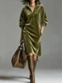 Detalle de vestido midi de terciopelo verde oliva, con cuello solapa y corte recto holgado. - S / Vestidos / Oliva