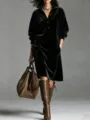 Vista detallada del vestido jersey de terciopelo negro, mangas largas, cuello con solapa. - S / Vestidos / Negro