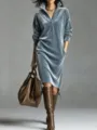 Vista detallada del vestido de terciopelo con cuello polo y textura de tela suave. - S / Vestidos / Azul
