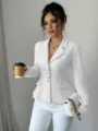 Vista detallada blazer peplum blanco mujer, chaqueta elegante manga larga entallada de oficina. - S / Tops / Blanco