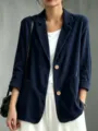Dettaglio in primo piano della giacca blazer in corduroy blu scuro da donna con bottoni in legno. - Taglia S / Top / Blu Marino