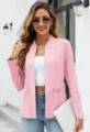 Vista dettagliata di un blazer rosa da donna aperto sul davanti con comode tasche. - Taglia S / Top / Rosa chiaro
