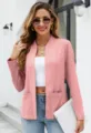 Dettaglio giacca blazer rosa aperta con tessuto morbido e pratiche tasche anteriori. - Rosa