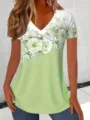 Camiseta casual de mujer con cuello en V y manga corta, estampado floral blanco y degradado verde. - S / Tops / Verde