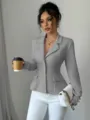 Chaqueta blazer elegante y entallada con solapa y manga larga para mujer en gris chic. - S / Tops / Gris claro