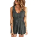 Vue détaillée d'un combi-short uni sans manches à boutons sur le devant style décontracté. - Gris