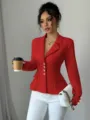 Elegante blazer rojo ajustado con cuello de solapa y botones metálicos para un estilo profesional. - Rojo