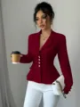 Mujer elegante blazer entallado burdeos con solapa y botones dorados para oficina. - Burdeos