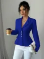 Elegante blazer azul real de corte entallado con solapa manga larga botones dorados detalle. - Azul