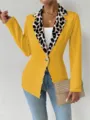 Veste blazer chic femme jaune à revers léopard, élégante cintrée coupe détail de mode. - Jaune