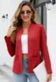 Dettaglio blazer rosso aperto sul davanti, elegante capospalla casual da donna con tasche. - Rosso