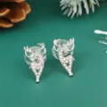 Vista dettagliata di orecchini a lobo con renna in strass, eleganti gioielli natalizi - Argento