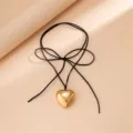 Goldene Herz-Anhänger Halskette mit schwarzem Samtband und modischem Schleifen-Design. - Samtband & goldener Anhänger