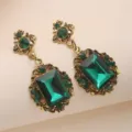 Retro Barock Stil grüne quadratische Edelstein Ohrhänger mit filigranen goldenen Metall Details. - Bronze Und Smaragdgrün