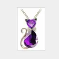 Close-up detail van de sprankelende paarse kristallen kattenhanger ketting met schattige strik. - Goud + Paars
