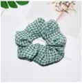 Groen met witte gingham haarelastiek detailweergave, zacht chiffon haaraccessoire. - Groen