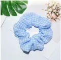 Blauw wit geruite mesh haarscrunchie detailweergave, zachte haaraccessoire voor dagelijks. - Blauw
