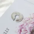 Silberne gehämmerte Ohrklemme im Detail, stylischer Ohrring ohne Piercing für den Alltag. - Silber