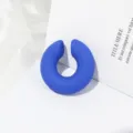 Orecchino a clip blu opaco in acrilico, dettaglio ravvicinato di cerchio massiccio elegante. - Blu