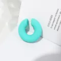 Dettaglio orecchino a clip in acrilico verde menta, colore caramella trendy orecchino minimalista - Celeste