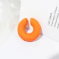 Dettaglio polsino orecchio a C chunky opaco arancione, gioielli in acrilico minimalisti. - Arancione