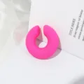Orecchino a cuffia in acrilico rosa acceso opaco design minimalista alla moda donna - Rosso rosa