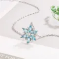 Detailaufnahme einer silbernen Schneeflocken-Halskette mit blauen Kristallen, eleganter Schmuck. - Wie gezeigt