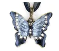 Vintage strass vlinder hanger ketting detail, zwarte emaille sieraden close up - Antiek Brons en Zwart