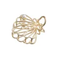 Pinza de pelo de concha de metal dorado calado con detalle de perla, diseño elegante. - Estilo 5