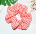 Detail van rood-witte geruite chiffon scrunchie, lichtgewicht haaraccessoire voor vrouwen. - Rood