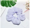 Lichtpaarse geruite haarscrunchie van chiffon mesh, stijlvol en zacht voor dagelijkse haarstyling. - Paars