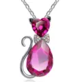 Gedetailleerd overzicht van de kristallen kattenhanger ketting met roze hart- en druppelstenen. - Zilver + Rozerood