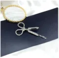 Detailaufnahme einer kreativen scherenförmigen Strass-Haarklammer, elegante Kristallnadel. - Silber + Weißer Zirkonia