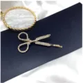 Nahaufnahme einer funkelnden Strass Schere Haarklammer, eleganter Haar-Accessoire. - Gold mit weißem Zirkon