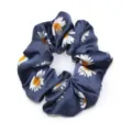 Blauwe satijn madeliefje print haarscrunchie gedetailleerd overzicht stoffen haarband - Blauw