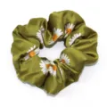 Olijfgroene satijnen haarelastiek met witte margriet print, prachtig zomer haaraccessoire. - Groen