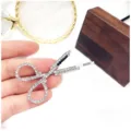 Detailansicht der glitzernden Strass Schere Haarnadel, einzigartiges cooles Haarstyling Accessoire. - Silber mit Weißen und Schwarzen Strasssteinen