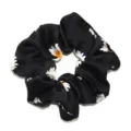 Zwarte stoffen haarscrunchie met schattige witte madeliefjesprint, stijlvol elastisch haarelastiek. - Zwart